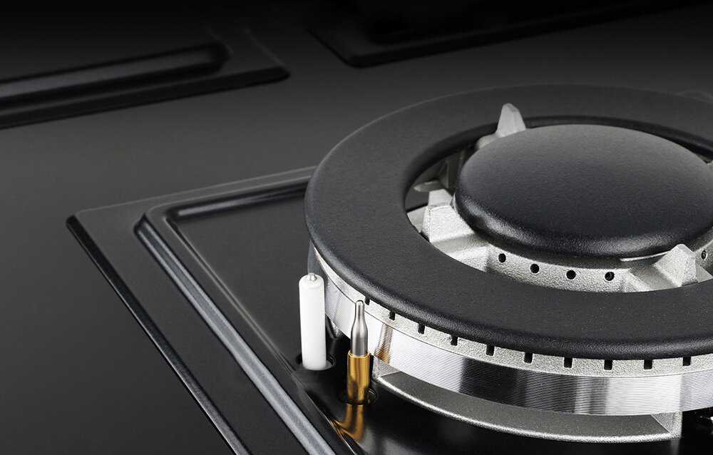 PŁYTA GAZOWA ISEASY MGBG-775S2 Zbliżenie pokazuje detale konstrukcji palnika wraz z iskrownikiem i metalowym pierścieniem. Powierzchnia płyty pozostaje gładka i jednolita automatyczny zapłon zabezpieczenie przeciwwypływowe odcięcie gazu bezpieczna płyta