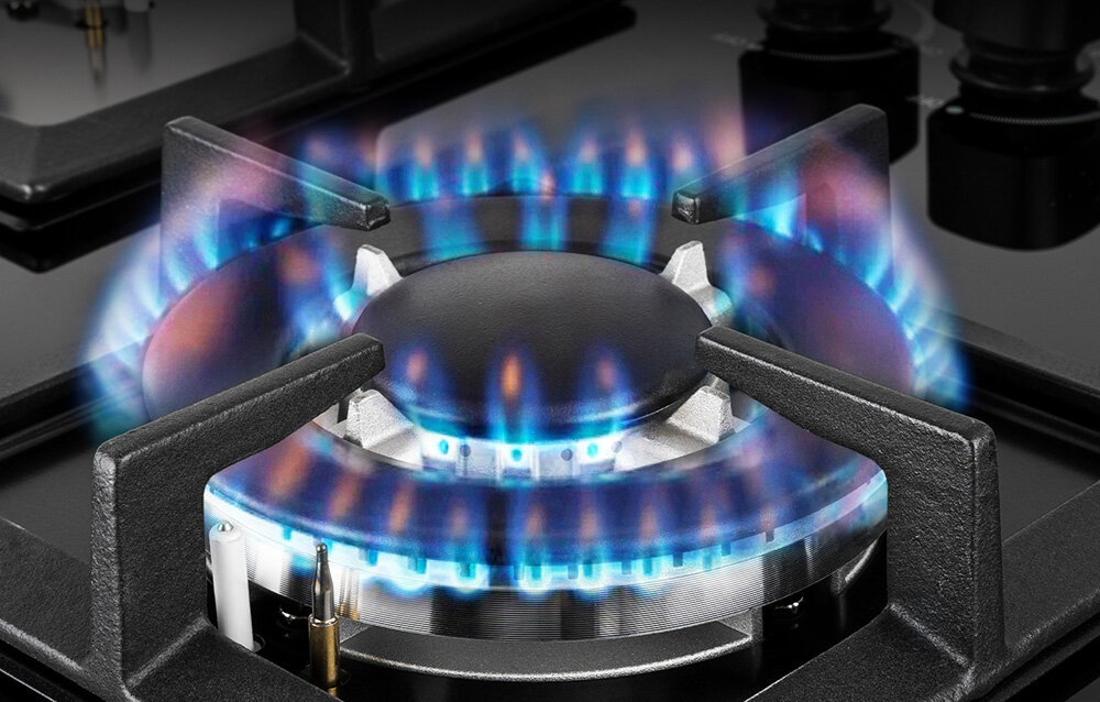 PŁYTA GAZOWA ISEASY MGBG-775S2 Zbliżenie palnika ukazuje równy, intensywny płomień otaczający metalowy element grzewczy. Ruszt stabilnie utrzymuje naczynie nad źródłem ognia gaz ziemny NG gaz LPG propan butan uniwersalna instalacja