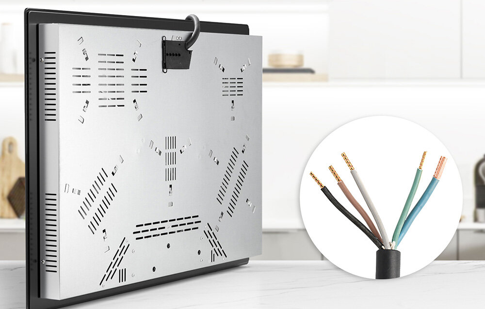 Płyta ceramiczna ISEASY LT5-04 moc 1200W 2400W podwójny obwód Tył płyty grzewczej prezentuje metalową obudowę z systemem wentylacji, a obok znajduje się zbliżenie na przewody zasilające. Zdjęcie podkreśla przygotowanie sprzętu do montażu