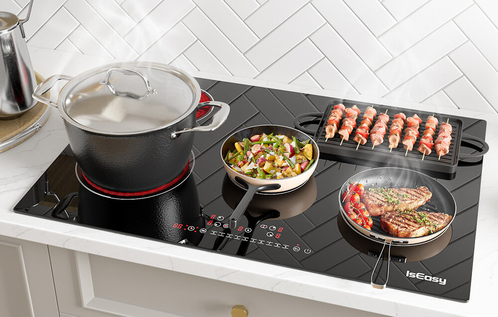 Płyta ceramiczna ISEASY LT5-04 Na płycie gotują się trzy potrawy jednocześnie: warzywa, grillowane mięso oraz szaszłyki. Pola grzewcze pod każdym naczyniem są aktywne i rozżarzone różne naczynia ceramika żeliwo emalia