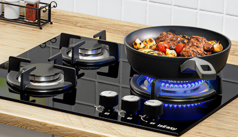 Płyta gazowa ISEASY MGBG-603 Patelnia ustawiona na skrajnym palniku podgrzewa potrawę, a obok znajdują się dwa wolne palniki gotowe do pracy. Całość osadzona jest na blacie o jasnym wykończeniu trzy strefy grzewcze niezależna regulacja jednoczesne gotowanie kontrola temperatury efektywna kuchnia