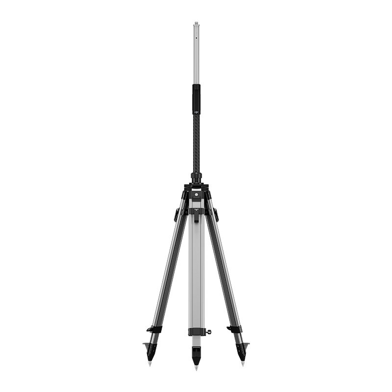 Na obrazie widoczny jest statyw z trzema nogami, wykonany z metalu i tworzywa sztucznego. Na górze statywu znajduje się pionowy pręt z logo DJI.