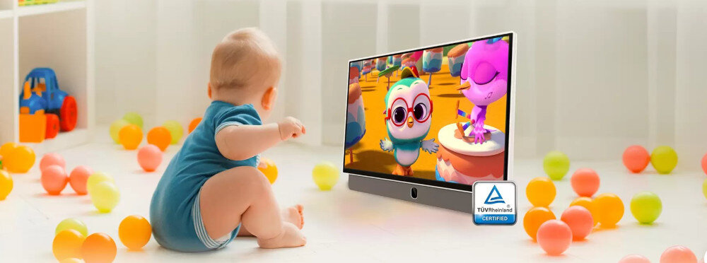 Telewizor METZ 24MPE7000Z ochrona oczu Flicker Free Low Blue Light TUV Rheinland, dziecko oglądające bajkę na telewizorze