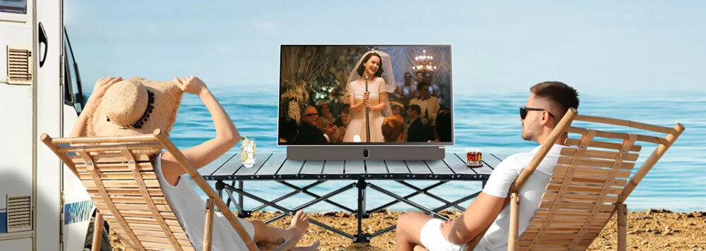 Telewizor METZ 24MPE7000Z dwupasmowe Wi-Fi streaming Full HD, osoby siedzące na leżakach , telewizor stojący na stole