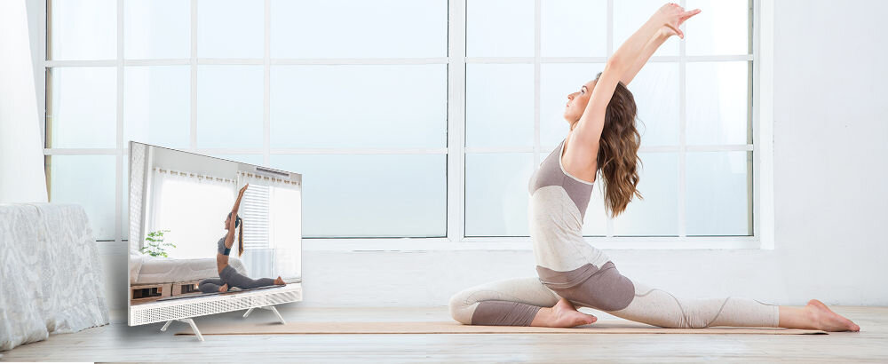 Telewizor METZ 32MTE7000Z HDMI USB VESA 12V, telewizor stojący na podłodze, osoba ćwicząca jogę