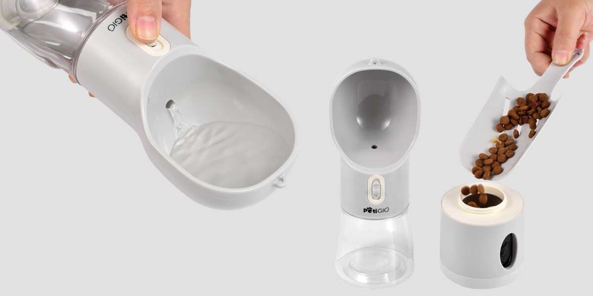 Butelka 4w1 dla psa kompozycja przedstawiająca trzy funkcje przenośnego akcesorium dla zwierząt na szarym tle. Po lewej: butelka-poidło z dłonią nalewającą wodę. W środku: butelka z poidłem z logiem PetGIO. Po prawej: część do przechowywania karmy w podstawie, do której dłoń nasypuje suchą karmę za pomocą łopatki
