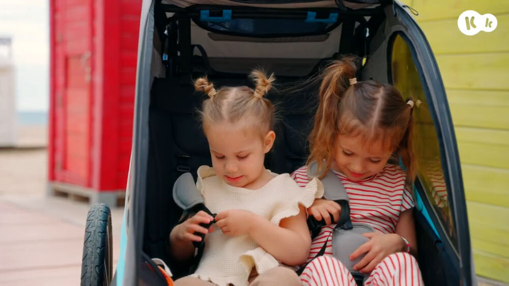 Przyczepka rowerowa KINDERKRAFT Nava 3w1 Niebieski trzy ujęcia przyczepki przyczepka w różnych konfiguracjach zdjęcie na białym tle wielofunkcyjny model trzy funkcje przyczepki rowerowej wózka spacerowego sportowego aktywne spędzanie czasu z dziećmi w różnych warunkach i miejscach szybkie dopasowanie do aktualnych potrzeb