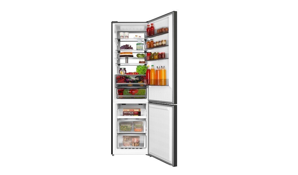 Otwarta lodówka z widocznymi półkami wypełnionymi różnorodnymi produktami spożywczymi, takimi jak napoje, owoce i warzywa. Dolna część lodówki zawiera zamrażarkę z przezroczystymi szufladami.