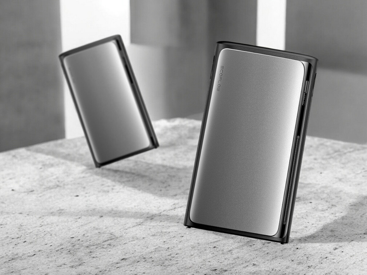 Magazyn energii ECOFLOW Stream AC Pro 800W, oszczędność, ekologia, CO2, nadwyżki, Dwa magazyny EcoFlow ustawione na betonowej powierzchni, prezentacja designu minimalistycznego.