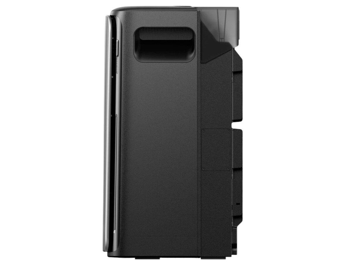 Magazyn energii ECOFLOW Stream AC Pro 800W, Wi-Fi, obsługa, aplikacja, kontrola, Moment podjęcia sprzętu z boku, układ bryły z wycięciem na uchwyt transportowy.