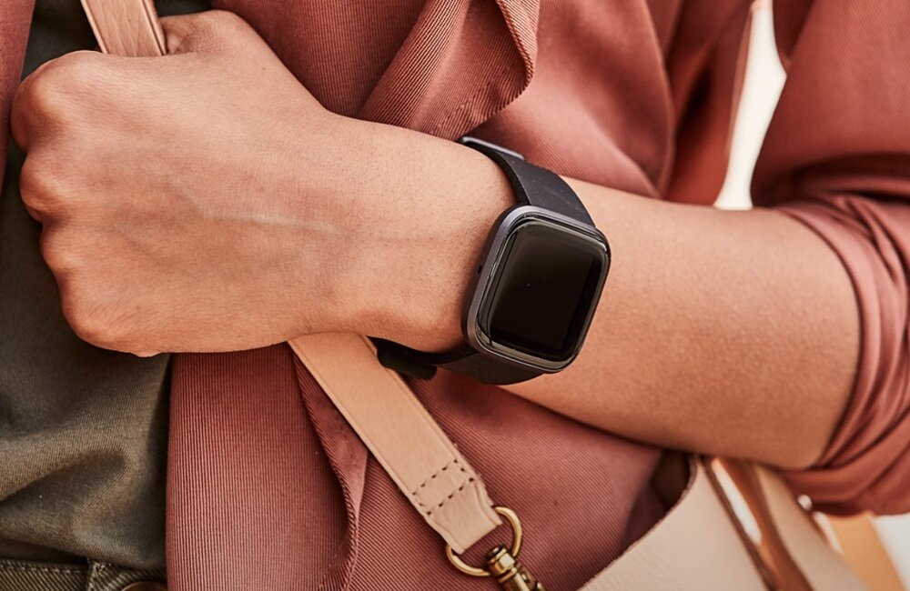 SMARTWATCH FITBIT VERSA 2 zasięg Bluetooth transmisja