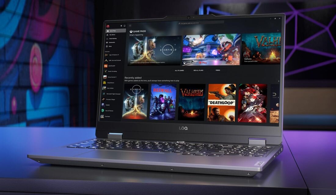 Laptop LENOVO LOQ 15IAX9 z ekranem gamingowym, dobry do grania z wyraźnym obrazem i żywymi kolorami.     