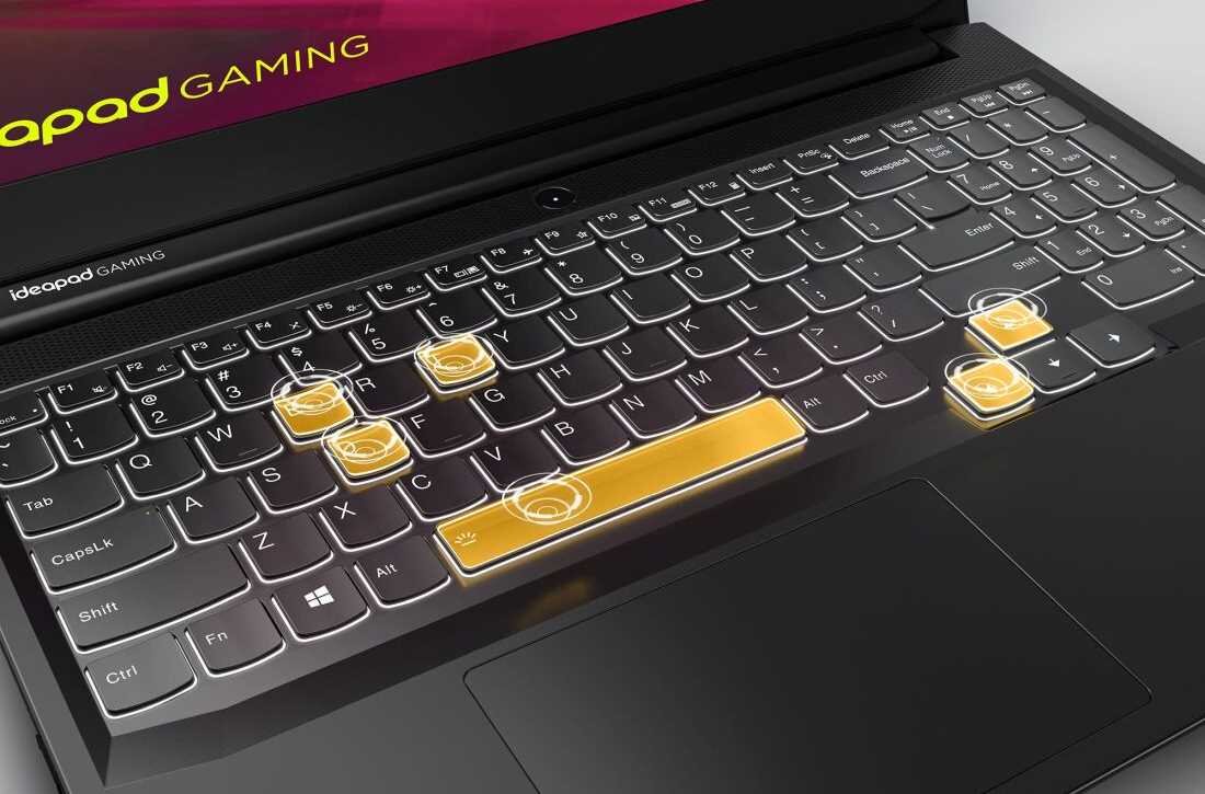 Laptop LENOVO IdeaPad Gaming 3 z kilkoma charakterystycznymi żółtymi klawiszami. - Klawiatura 1,5 mm skok klawisza 