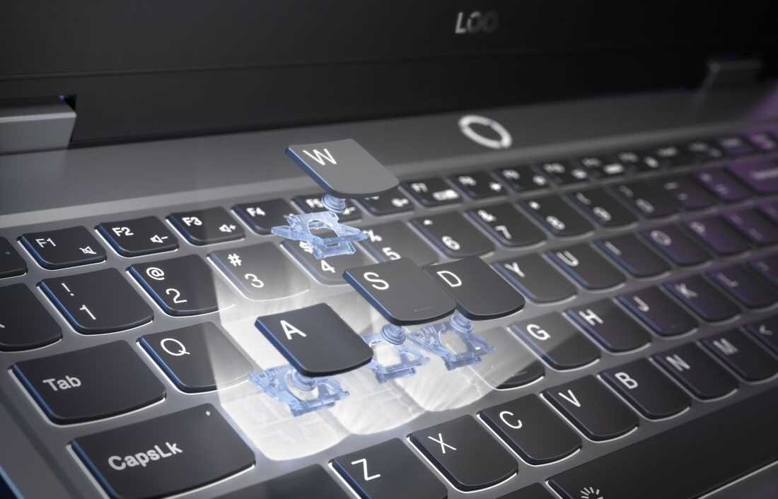 Zbliżenie na klawiaturę gamingową LENOVO LOQ 15IAX9. - Gamingowa klawiatura z 1,5 mm skokiem klawisza 