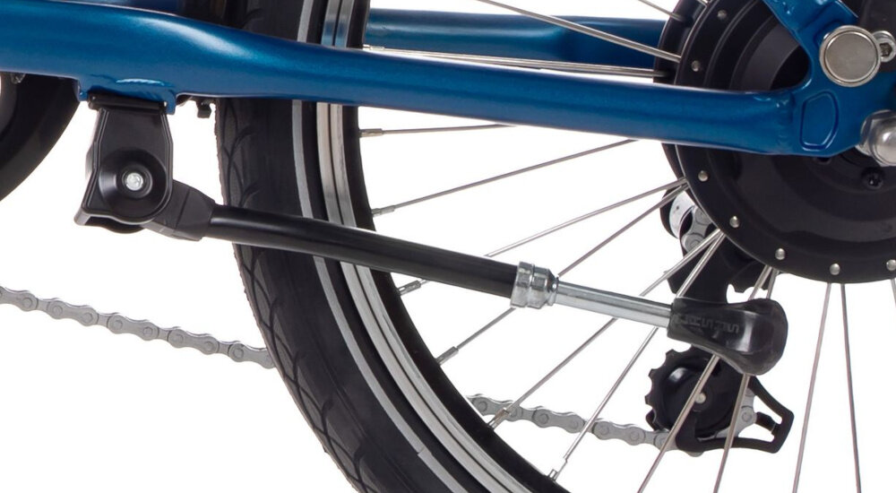 Rower elektryczny HUFFY City-E U20 20 cali Niebieski zbliżenie na stopkę bagażnik bezpieczne i wygodne przewożenie rzeczy składana stopka w centralnym punkcie ciężkości