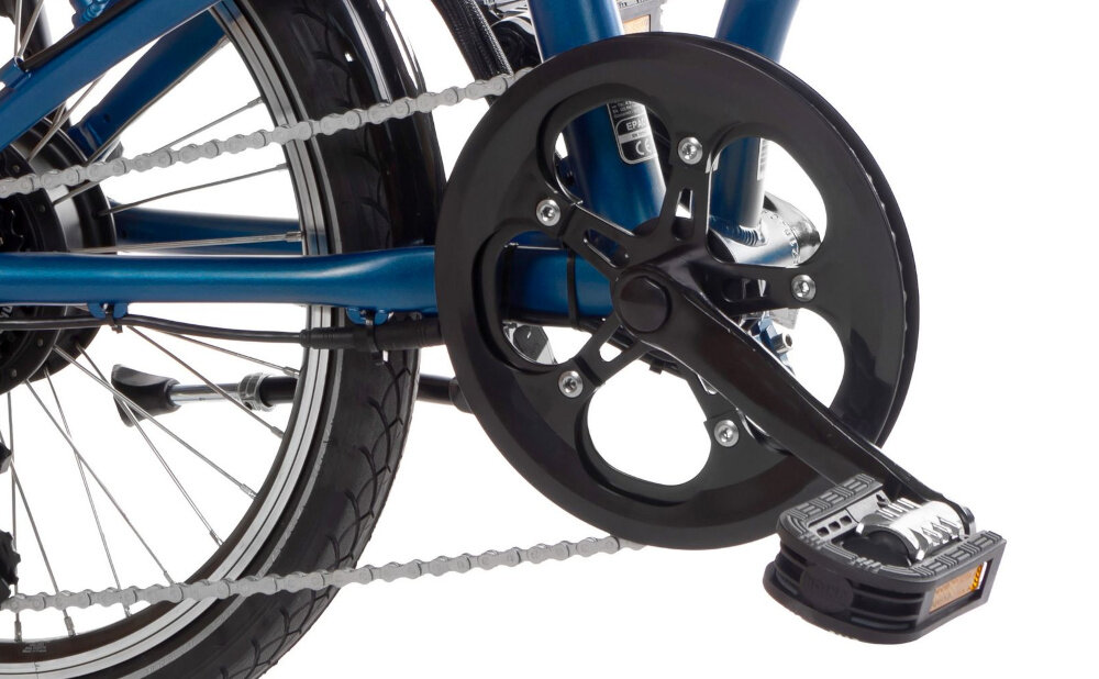Rower elektryczny HUFFY City-E U20 20 cali Niebieski zbliżenie na korbę i kasetę stalowa i wydajna konstrukcja korby marki WHEELTOP typu 52T wielorzędowy wolnobieg marki SHIMANO rower solidny wytrzyma obciążenie nawet w trudnych warunkach wytrzyma bardzo duży nacisk na pedały