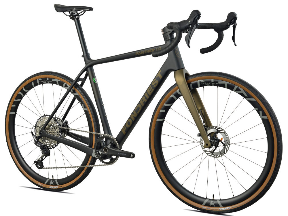 Rower gravel FONDRIEST Panther 1.0 Carbon Grx M19 28 cali męski Matowy czarny rower na białym tle widoczny od przodu pod skosem rower gravelowy pojazd wyścigowy do jazdy wyczynowej wysokie prędkości maksymalnie zmniejszony opór powietrza pozbawiony jest wszelkich „zbędnych” elementów