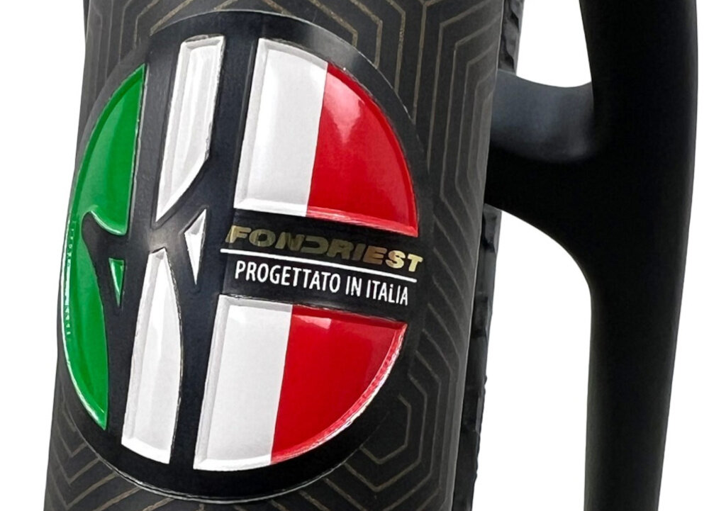 Rower gravel FONDRIEST Panther 1.0 Carbon Grx M19 28 cali męski Matowy czarny zbliżenie na ramę widok na logo FONDRIEST karbonowa 19-calowa rama niska wagę roweru waga zaledwie 9,1 kg łatwo przenieść go odpowiednia sztywność wybór rozmiaru ramy Twój wzrost mierzony w zrelaksowanej pozycji typ roweru