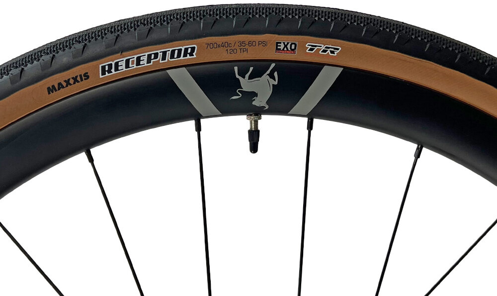 Rower gravel FONDRIEST Panther 1.0 Carbon Grx M19 28 cali męski Matowy czarny połowa opony na białym tle rozmiar koła 28 cali szybkie rozpędzenie się osiąganie znacznych prędkości bardzo cienkie i gładkie opony marki MAXXIS obręcze marki COUNTACH sprzęt do wyczynowego kolarstwa szybkiego regularne sprawdzanie ciśnienia powietrza wartość na bocznej części opony