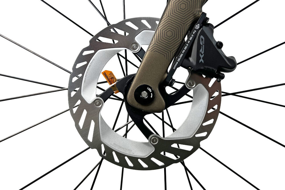 Rower gravel FONDRIEST Panther 1.0 Carbon Grx M19 28 cali męski Matowy czarny tarcza hamulcowa na białym tle podstawa bezpieczeństwa hamulce tarczowe hydrauliczne duża siła hamowania w każdych warunkach pogodowych na każdej trasie płyn hamulcowy hamulce z przodu i z tyłu podwójny pakiet bezpieczeństwa