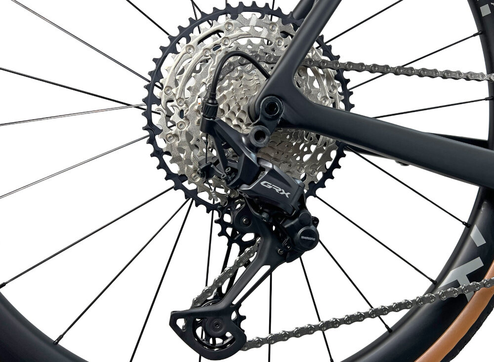 Rower gravel FONDRIEST Panther 1.0 Carbon Grx M19 28 cali męski Matowy czarny przerzutka na białym tle łącznie 12 przełożeń tylna przerzutka SHIMANO typu GRX 822 12 speed precyzja zmiany biegów wygoda system 1x12 szeroki zakres przełożeń duża wytrzymałość sprawne działanie zmiana biegów płynna i bezproblemowa