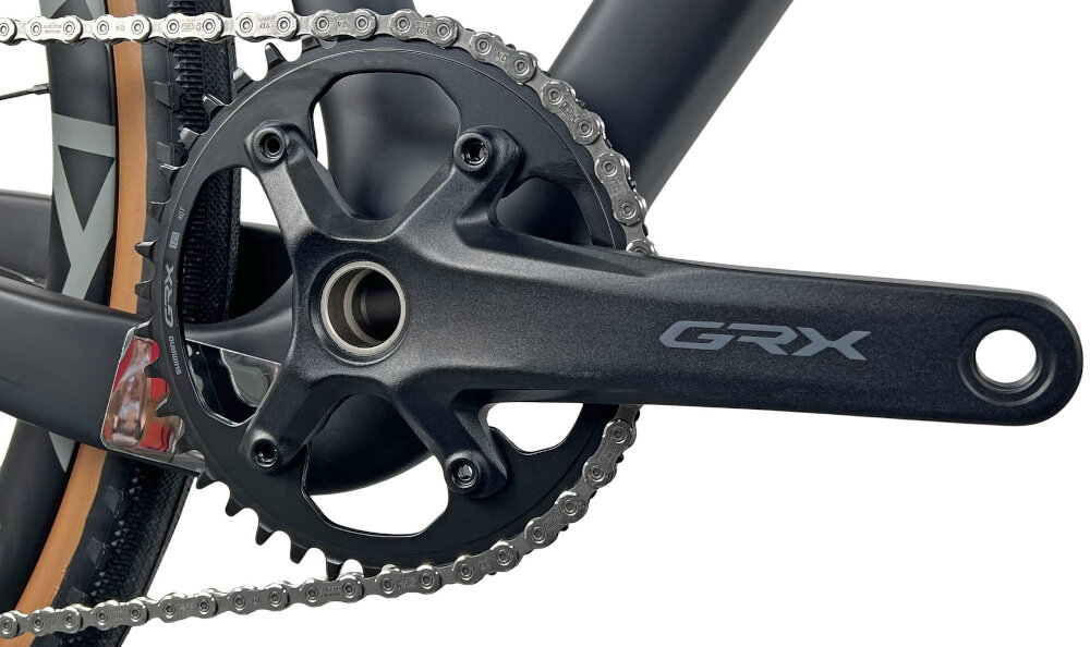 Rower gravel FONDRIEST Panther 1.0 Carbon Grx M19 28 cali męski Matowy czarny korba na białym tle korba SHIMANO typu GRX 610 40 T suport SRAM typu BB-RS500 BSA sztywność i efektywne przenoszenie mocy jednorzędowa zębatka 40T dynamiczne przyspieszenie możliwością pokonywania stromych podjazdów system BB wpływa na trwałość i płynną pracę łożysk standard BSA ułatwia montaż i serwis