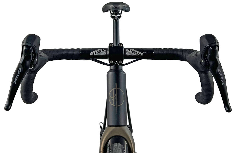 Rower gravel FONDRIEST Panther 1.0 Carbon Grx M19 28 cali męski Matowy czarny kierownica na białym tle widoczna od przodu kierownica FSA Adventure AGX dwa rodzaje uchwytów górny i dolny zmianę pozycji rąk w zależności od terenu i intensywności jazdy stery OEM Integrated 1 i 1/2 cala 52 mm wspornik OEM Carbon sztywny i lekki układ kierowniczy