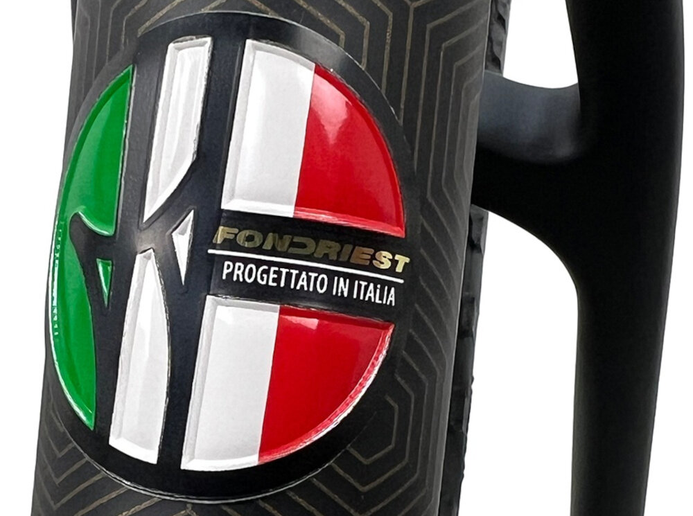 Rower gravel FONDRIEST Panther 1.0 Carbon Apex Axs M19 28 cali męski Matowy czarny zbliżenie na ramę widok na logo FONDRIEST karbonowa 19-calowa rama niska wagę roweru waga zaledwie 9,1 kg łatwo przenieść go odpowiednia sztywność wybór rozmiaru ramy Twój wzrost mierzony w zrelaksowanej pozycji typ roweru