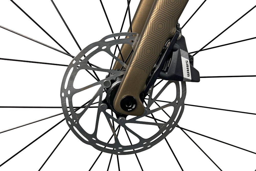 Rower gravel FONDRIEST Panther 1.0 Carbon Apex Axs M22 28 cali męski Matowy czarny tarcza hamulcowa na białym tle podstawa bezpieczeństwa hamulce tarczowe hydrauliczne duża siła hamowania w każdych warunkach pogodowych na każdej trasie płyn hamulcowy hamulce z przodu i z tyłu podwójny pakiet bezpieczeństwa