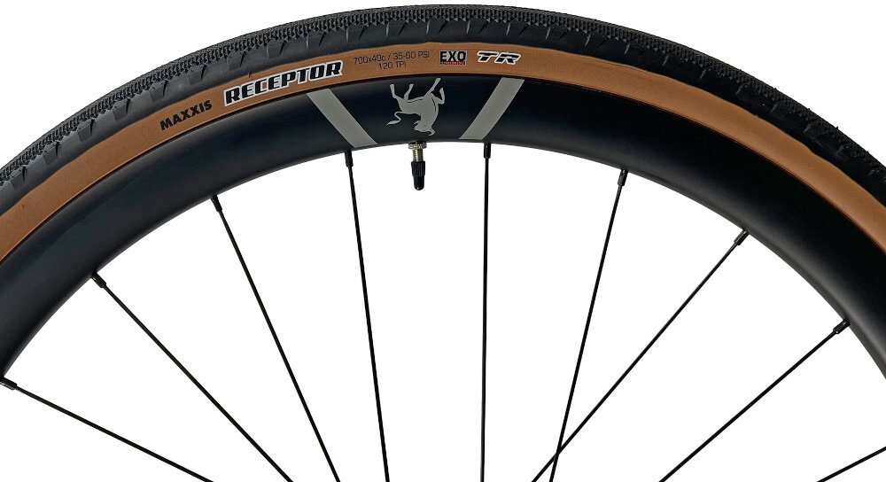 Rower gravel FONDRIEST Panther 1.0 Carbon Apex Axs M23 28 cali męski Matowy czarny połowa opony na białym tle rozmiar koła 28 cali szybkie rozpędzenie się osiąganie znacznych prędkości bardzo cienkie i gładkie opony marki MAXXIS obręcze marki COUNTACH sprzęt do wyczynowego kolarstwa szybkiego regularne sprawdzanie ciśnienia powietrza wartość na bocznej części opony