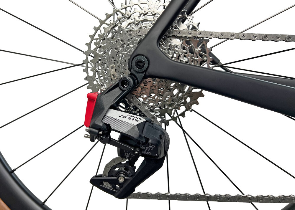 Rower gravel FONDRIEST Panther 1.0 Carbon Apex Axs M23 28 cali męski Matowy czarny przerzutka na białym tle łącznie 12 przełożeń tylna przerzutka SRAM Apex AXS 1x12 Speed precyzja zmiany biegów wygoda system 1x12 szeroki zakres przełożeń duża wytrzymałość sprawne działanie zmiana biegów płynna i bezproblemowa