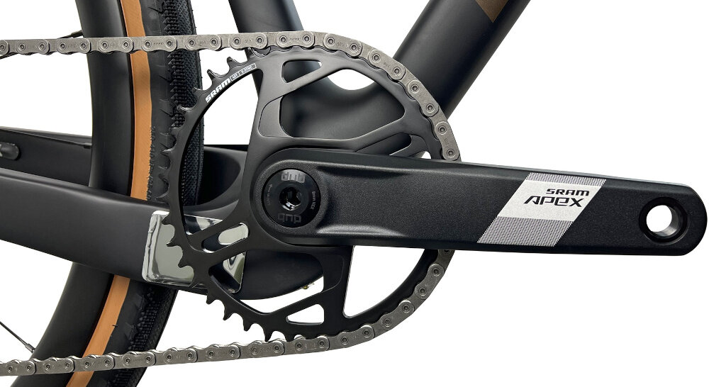 Rower gravel FONDRIEST Panther 1.0 Carbon Apex Axs M23 28 cali męski Matowy czarny korba na białym tle korba SRAM Apex DUB 40T suport BSA DUB sztywność i efektywne przenoszenie mocy jednorzędowa zębatka 40T dynamiczne przyspieszenie możliwością pokonywania stromych podjazdów system DUB wpływa na trwałość i płynną pracę łożysk standard BSA ułatwia montaż i serwis