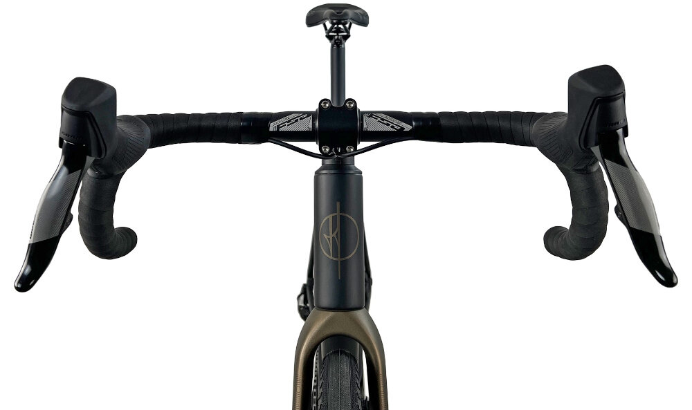 Rower gravel FONDRIEST Panther 1.0 Carbon Apex Axs M23 28 cali męski Matowy czarny kierownica na białym tle widoczna od przodu kierownica FSA Adventure AGX dwa rodzaje uchwytów górny i dolny zmianę pozycji rąk w zależności od terenu i intensywności jazdy stery OEM Integrated 1 i 1/2 cala 52 mm wspornik OEM Carbon sztywny i lekki układ kierowniczy