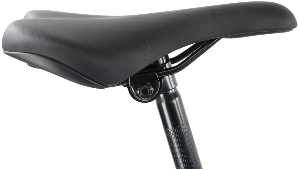 Rower górski MTB INDIANA X-Pulser 1.6 Steel U15 26 cali męski Czarno-czerwony siodełko na białym tle siodełko marki DDK typu MTB stalowa sztyca marki HL o wymiarach 25,4 × 250 mm stabilne i wygodne podparcie prawidłowa pozycja ciała kontrola nad rowerem