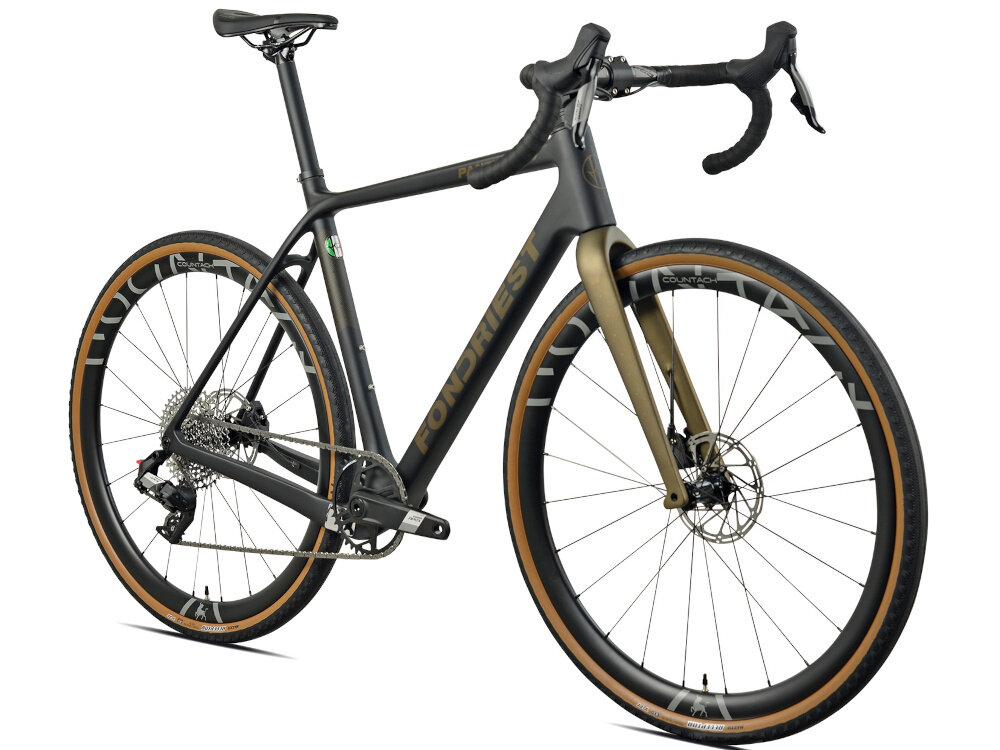 Rower gravel FONDRIEST Panther 1.0 Carbon Apex Axs M21 28 cali męski Matowy czarny rower na białym tle widoczny od przodu pod skosem rower gravelowy pojazd wyścigowy do jazdy wyczynowej wysokie prędkości maksymalnie zmniejszony opór powietrza pozbawiony jest wszelkich „zbędnych” elementów