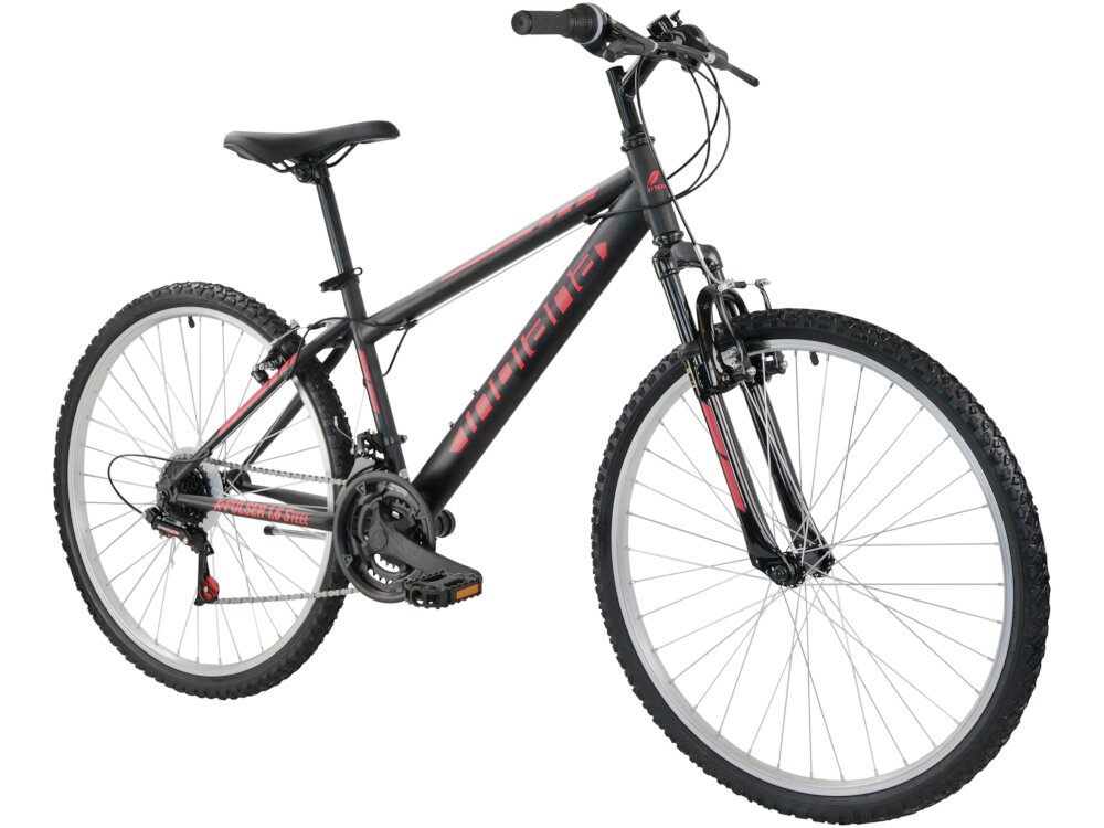 Rower górski MTB INDIANA X-Pulser 1.6 Steel U15 26 cali męski Czarno-czerwony rower na białym tle widoczny od przodu pod skosem góral pojazd dla sportowców do jazdy wyczynowej uniwersalny dla amatorów zwrotny łatwo wchodzi w zakręty do jazdy w mieście za miastem w lesie na górskim szlaku w błocie nie za głębokim piachu