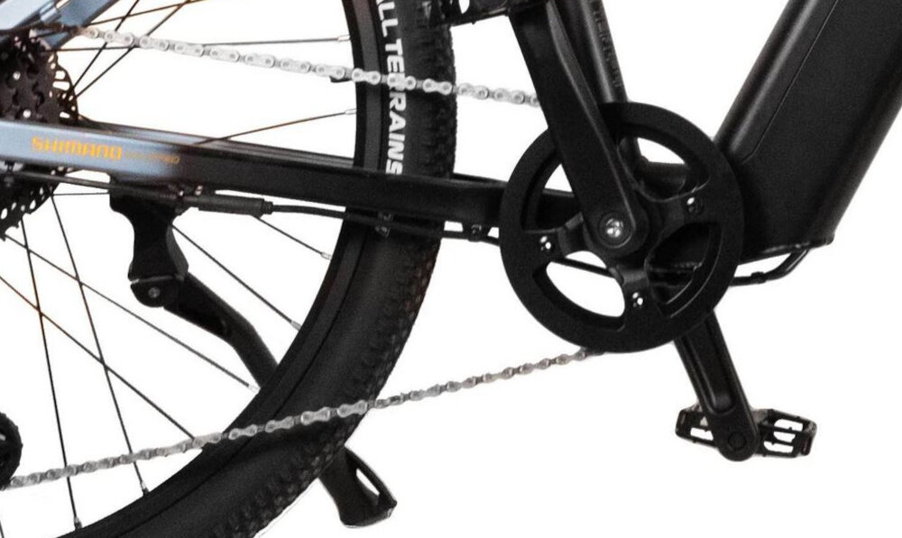 Rower elektryczny CECOTEC Avanti U18 29 cali Niebieski białe tło zbliżenie na korbę i wolnobieg lekka i aluminiowa konstrukcja korby marki SHIMANO wolnobieg SHIMANO typu AMFTZ5007428 solidny wytrzyma obciążenie nawet w trudnych warunkach wytrzyma bardzo duży nacisk na pedały