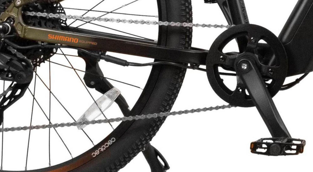 Rower elektryczny CECOTEC Supreme U18 29 cali Zielony białe tło zbliżenie na korbę i wolnobieg lekka i aluminiowa konstrukcja korby marki SHIMANO wolnobieg SHIMANO typu AMFTZ5007428 solidny wytrzyma obciążenie nawet w trudnych warunkach wytrzyma bardzo duży nacisk na pedały