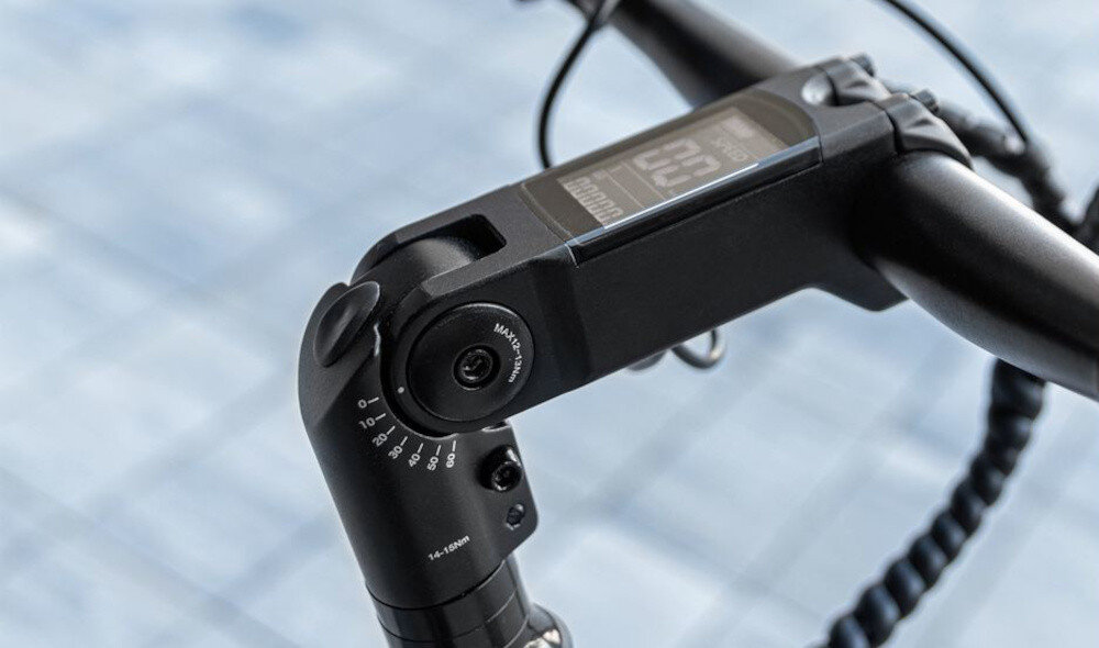 Rower elektryczny CECOTEC Urban Pro M18 28 cali Niebieski chodnik zbliżenie na wyświetlacz na wyświetlaczu różne liczby aluminiowa kierownica antypoślizgowy materiał pewny chwyt komputer pokładowy LCD