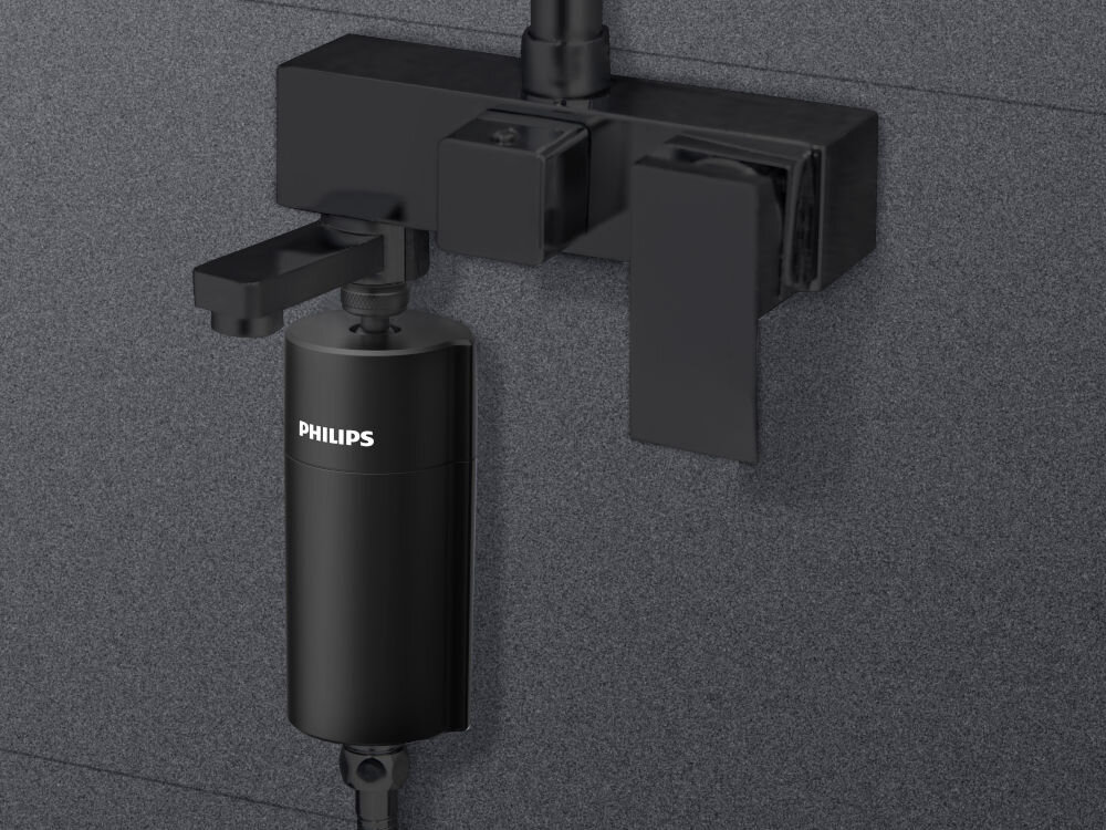 Filtr prysznicowy PHILIPS AWP1775/BK Czarny filtr prysznicowy Philips AWP1775BK zamontowany przy nowoczesnej, matowej baterii łazienkowej.