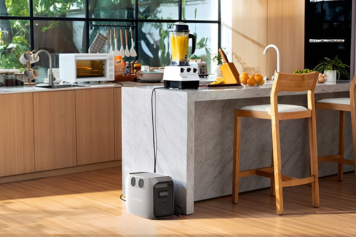 Stacja zasilania ECOFLOW Delta 3 1500 Wh Bank energii, moc, X-Boost, zasilanie, urządzenia, Stacja zasilania EcoFlow Delta 3 1500 podłączona w kuchni, ładuje blender na wyspie kuchennej.