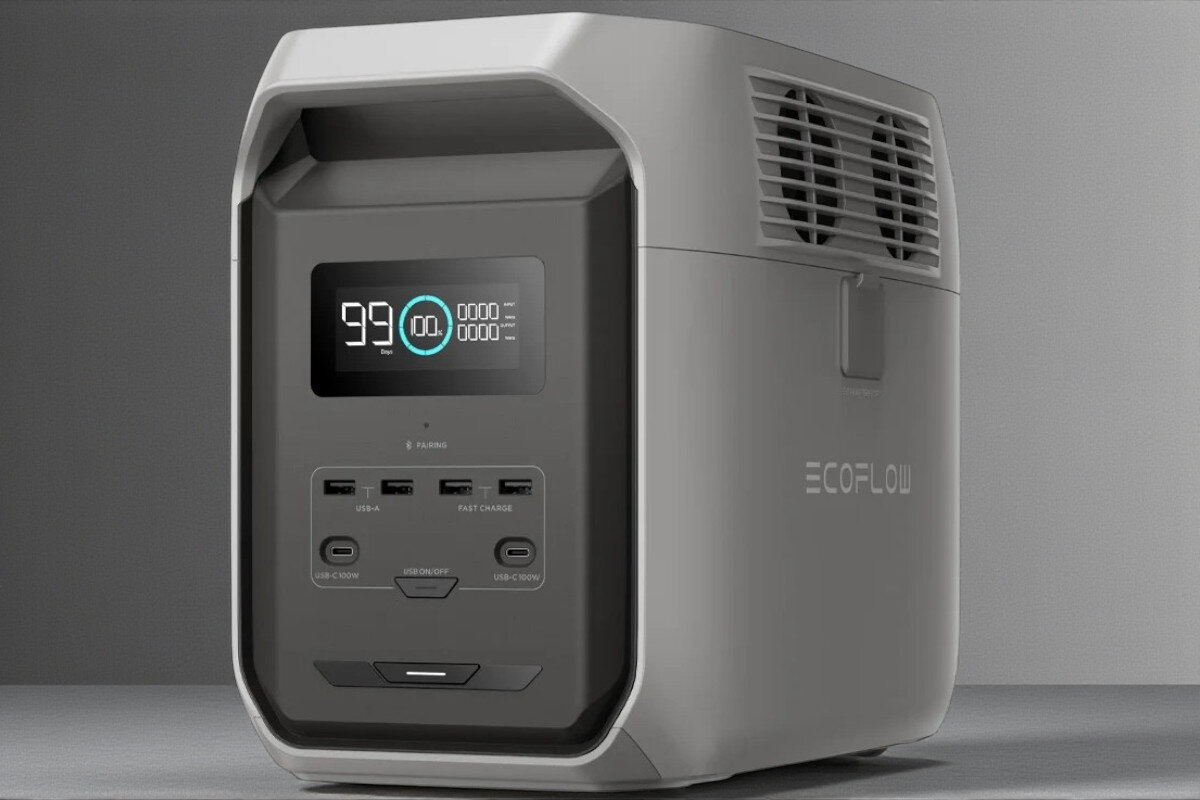 Stacja zasilania ECOFLOW Delta 3 1500 Wh Bank energii, transport, instalacja, design, wygoda, Frontowy widok panelu portów i ekranu LED stacji EcoFlow Delta 3 1500 na szarym tle studyjnym.