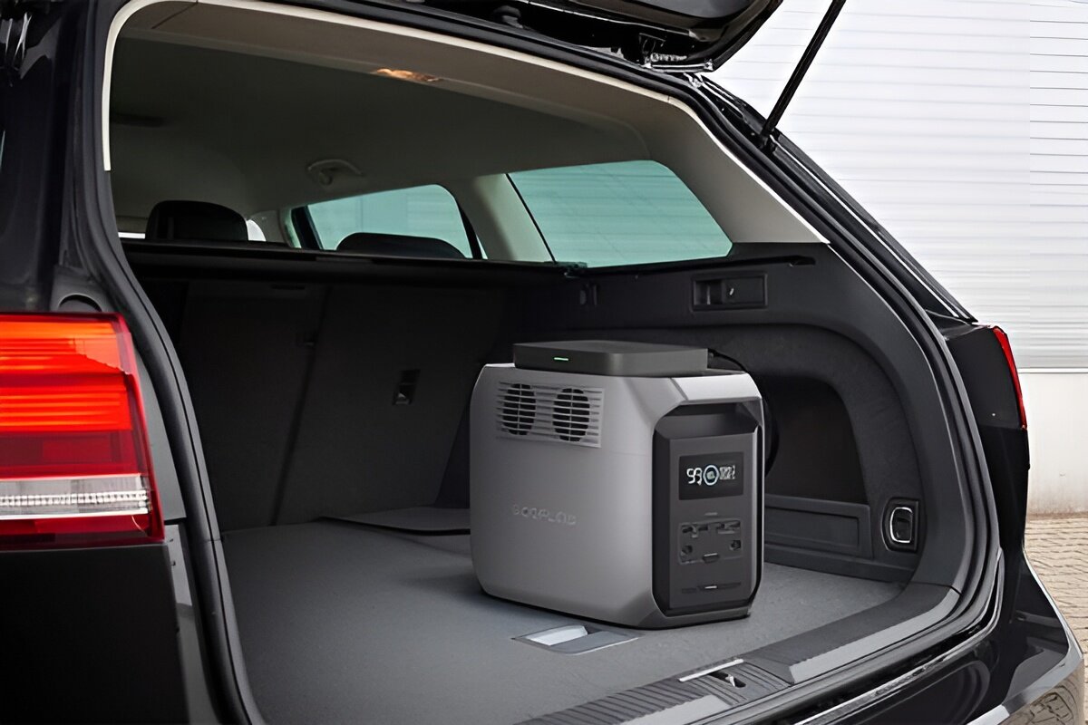 Stacja zasilania ECOFLOW Delta 3 1500 Wh Bank energii, zastosowanie, dom, awaria, mobilność, Delta 3 umieszczona w bagażniku samochodu, gotowa do zasilania w podróży lub na postoju.