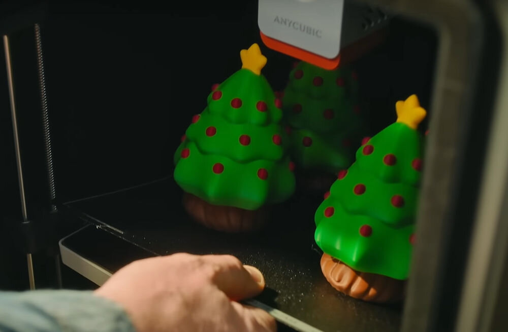 Drukarka 3D ANYCUBIC Kobra S1 Combo prezentacja wyciągania tacy z wydrukami świąteczne choinki kamera HD rozdzielczość zdalne monitorowanie przebiegu drukowania