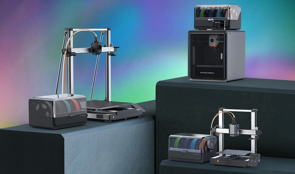 Drukarka 3D ANYCUBIC Kobra S1 Combo prezentacja drukarek na podestach na kolorowym tle aluminiowa rama wytrzymałe materiały stabilność dokładność druku