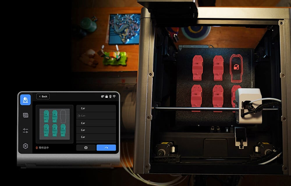 Drukarka 3D ANYCUBIC Kobra S1 Combo prezentacja drukarki od góry podczas drukowania obok zbliżenie na ekran dotykowy przejrzyste menu ułatwienie korzystania z urządzenia