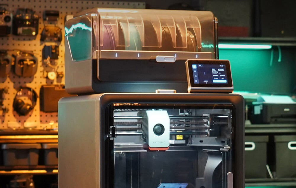 Drukarka 3D ANYCUBIC Kobra S1 Combo prezentacja wydrukowanej rzeczy trzymanej w rękach tryby dopasowanie sposobu działania sprzętu do charakteru projektu wydajność pracy