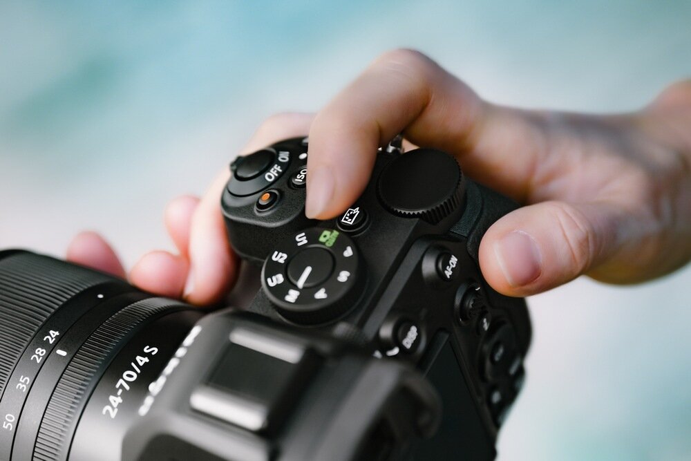 Aparat bezlusterkowy NIKON Z5II kadr na przyciski