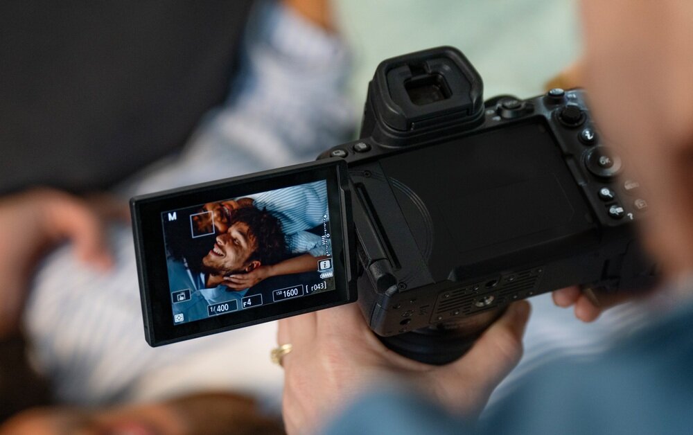 Aparat bezlusterkowy NIKON Z5II robi portret    