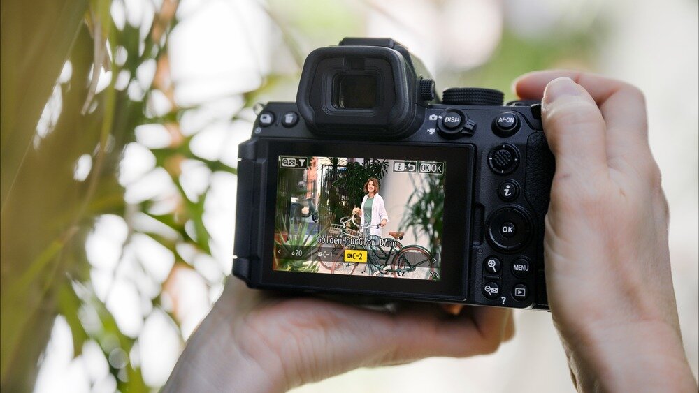 Aparat bezlusterkowy NIKON Z5II nagrywa kobietę    